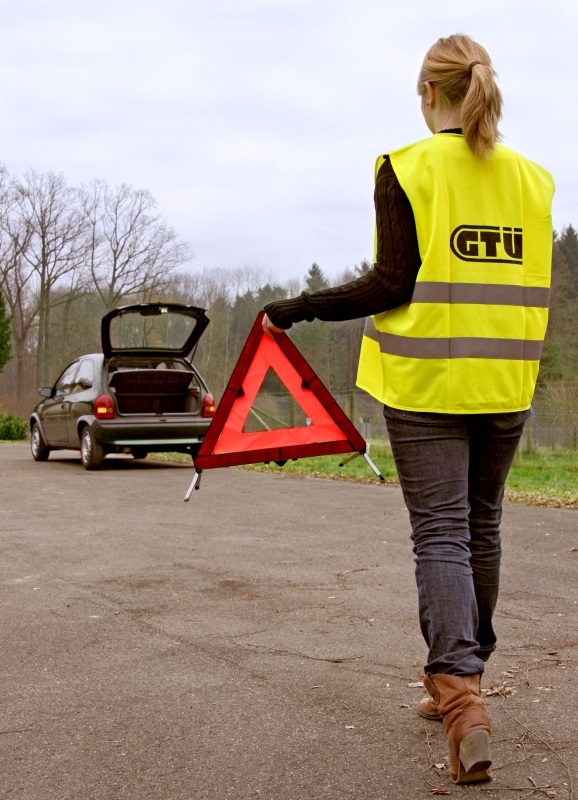 Quelle: Kröner/GTÜ Absolute Pflicht bei einer Panne: Warndreieck aufstellen und Warnblinker einschalten