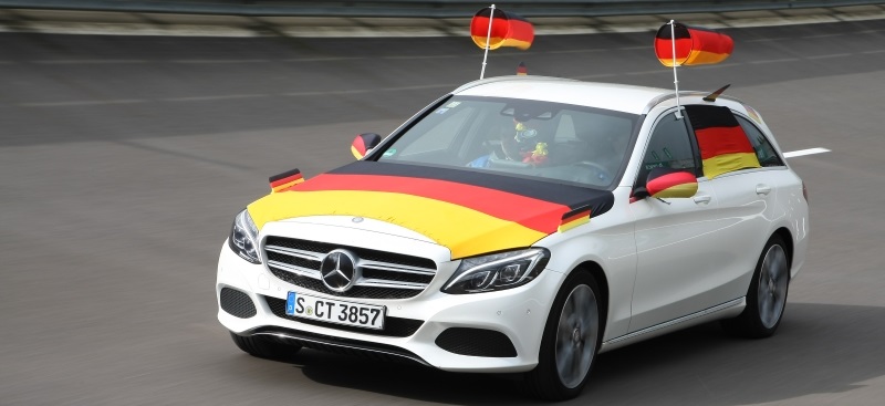 Ein gewohntes Bild in diesen Tagen: Geschmückte Fahrzeuge Quelle: Angelika Emmerling / ACE